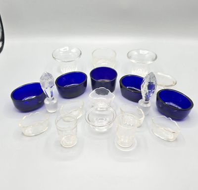 beaucoup de verres et de tasses posés sur une table
