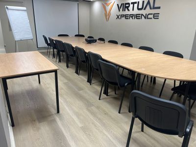 La salle de conférence est vide et prête à être utilisée dans le cadre d'une expérience virtuelle.