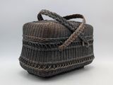 un gros plan d'un panier en osier sur fond blanc
