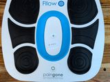 un appareil de massage des pieds électronique bleu et noir posé sur un parquet