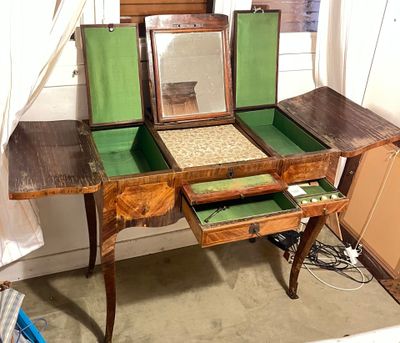 un bureau avec un miroir posé dessus