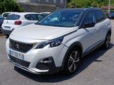 une voiture blanche garée dans un parking
