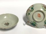 une tasse et une soucoupe placées l'une à côté de l'autre sur une table