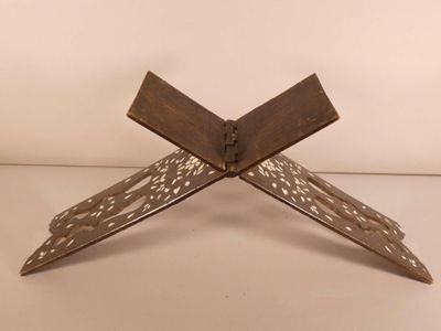 gros plan d'un objet métallique sur une surface blanche