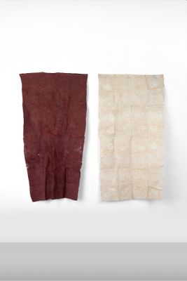 deux morceaux de tissu accrochés au mur l'un à côté de l'autre