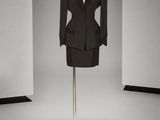 une photo d'un costume sur un mannequin dans une pièce