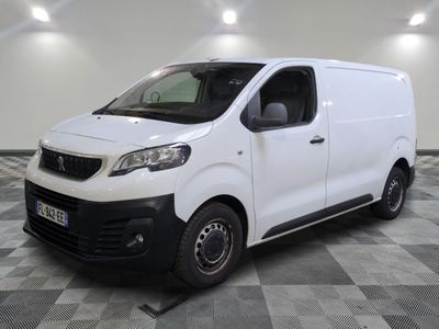 la camionnette blanche est garée sur le sol en damier d'une pièce