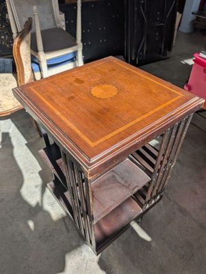 une petite table avec un plateau en bois montée sur un chariot