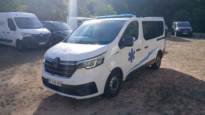une camionnette blanche garée dans la poussière