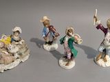 cinq figurines représentant différentes personnes posées sur une table