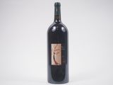 la bouteille de vin est posée sur une surface blanche
