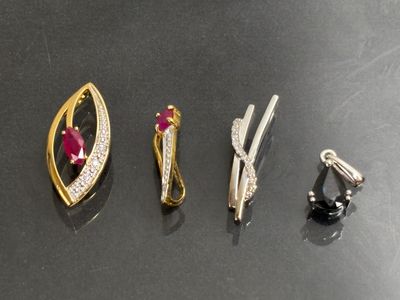 trois types de bijoux différents sur un fond noir