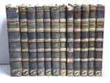 plusieurs vieux livres sont alignés sur une surface blanche