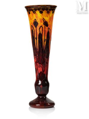 un vase en verre orné d'un motif sur fond blanc
