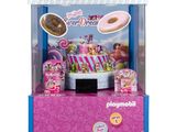 un gros plan sur un distributeur automatique de jouets proposant des bonbons et des beignets