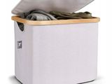un panier à linge blanc muni d'un couvercle en bois et d'un tissu à l'intérieur
