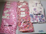 quatre sacs de vêtements posés sur une table
