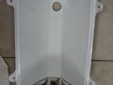 des toilettes dont l'évacuation se trouve au milieu du sol
