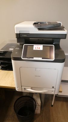 une imprimante posée sur un bureau