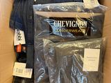 une boîte remplie de jeans et d'autres articles