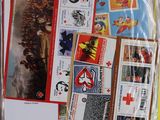 un sac contenant des timbres et des cartes postales posé sur une table