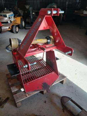 une machine rouge posée sur une palette