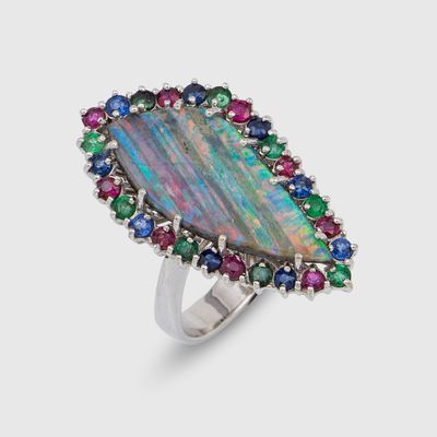 Gros plan sur une bague ornée de pierres multicolores