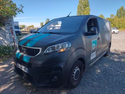 une photo d'une camionnette garée sur un parking