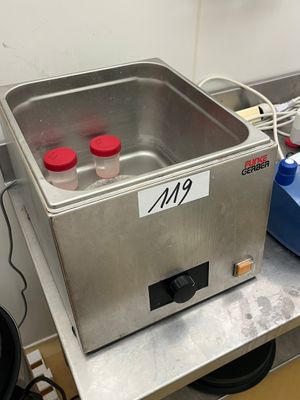 une photo d'un laboratoire équipé d'un évier et d'un plan de travail
