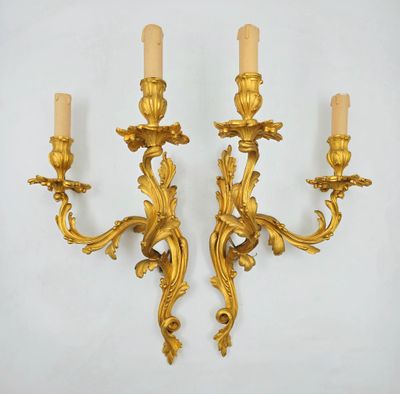 paire d'appliques murales anciennes en laiton, de style Louis XV