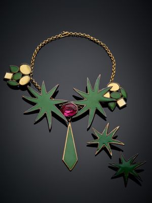 gros plan d'un collier sur fond noir