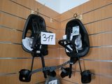 deux poussettes accrochées au mur d'un magasin