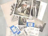de nombreuses photos différentes de personnes posées sur une table