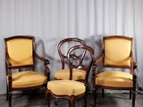 trois chaises avec un revêtement jaune, un revêtement jaune, un revêtement jaune, un revêtement jaune, un revêtement jaune, un revêtement jaune, un revêtement jaune, un revêtement jaune