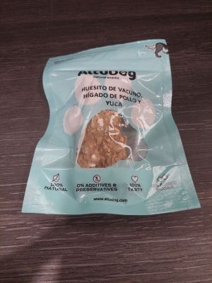 un sac de nourriture posé sur une table
