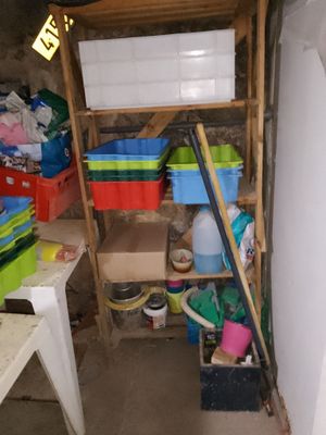 une petite pièce avec une échelle et une étagère remplie d'objets