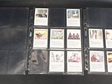 beaucoup de cartes posées sur une table noire