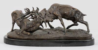 statue représentant un troupeau de cerfs et d'antilopes sur un rocher