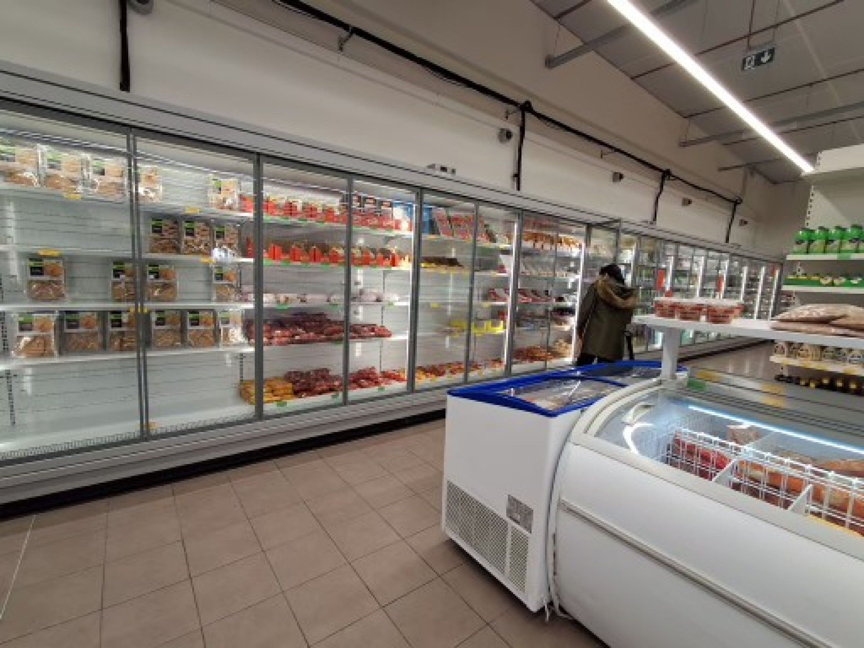 4 vitrines réfrigérées ouvrant 6 portes à froid positif DE R…