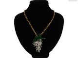 gros plan d'un collier sur un mannequin mannequin