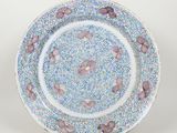 Gros plan sur une assiette bleue et blanche ornée de fleurs