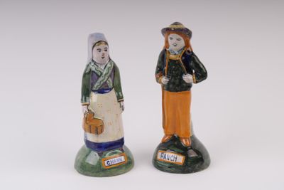 deux figurines de personnes se tenant l'une à côté de l'autre
