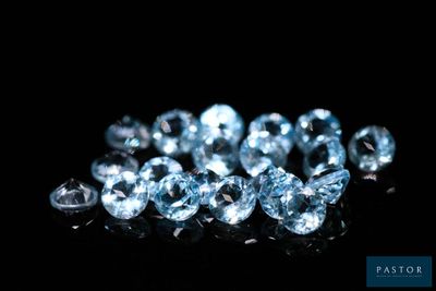 un gros plan sur un bouquet de diamants bleus posés sur une surface noire