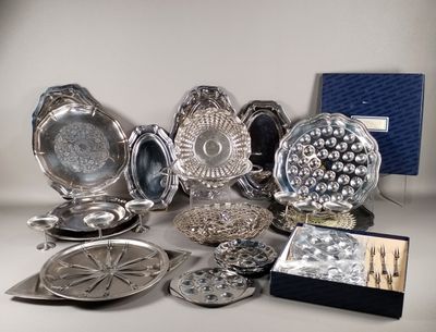 beaucoup de plats et de plateaux en argent sur la table