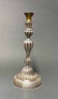 paire de bougeoirs anciens en argent sur socle, sur fond gris