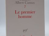 un livre blanc avec des inscriptions rouges