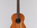 gros plan d'une guitare sur fond blanc