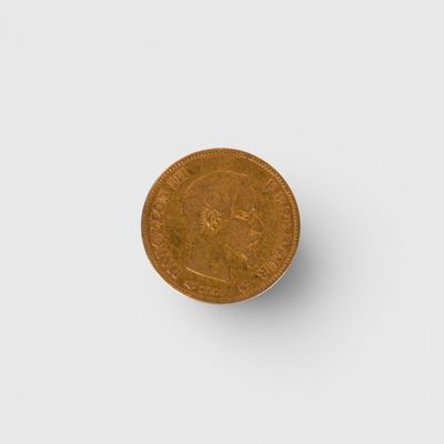 gros plan d'une pièce de monnaie sur une surface blanche