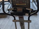 a tread machine in the middle of a gym room