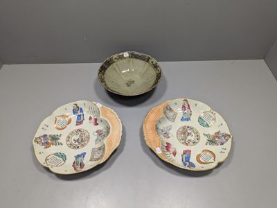 deux bols et un bol sont posés sur une table